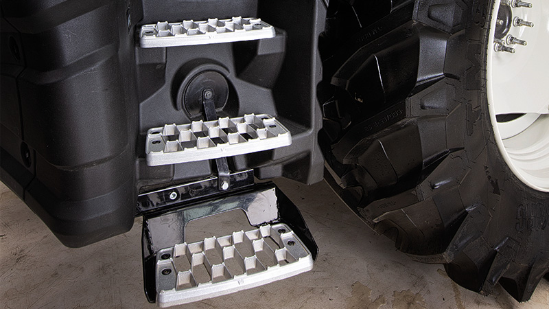 Enkel adkomst til førerhuset med brede, selvrensende steg