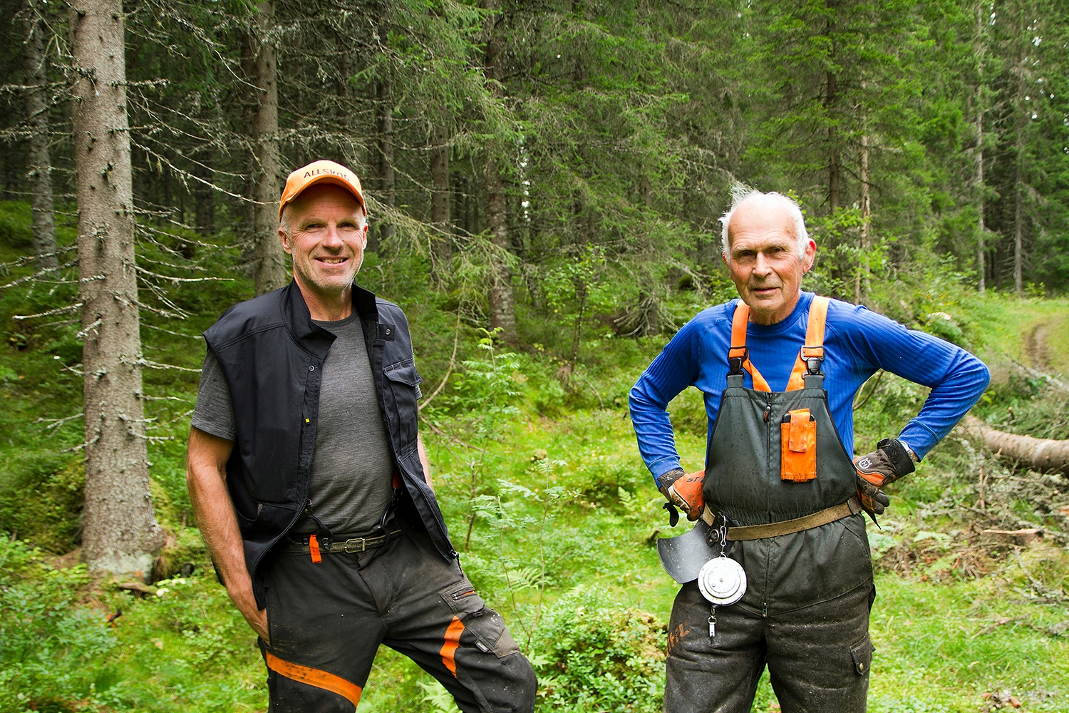 Ole Lauglo og faren Anders liker å holde på i familieskogen og valgte Valtra fordi det er gjennomprøvd teknologi som fungerer som forventet. 