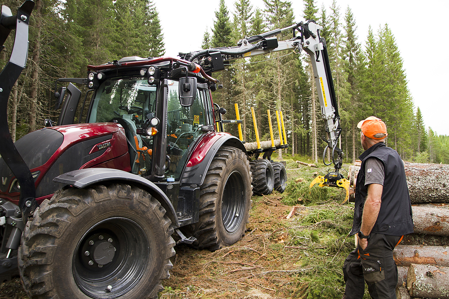 Kombinasjonen av Valtra-traktor og Kesla-redskap gjør det effektivt og trygt å tynne skogen for Ole Lauglo.