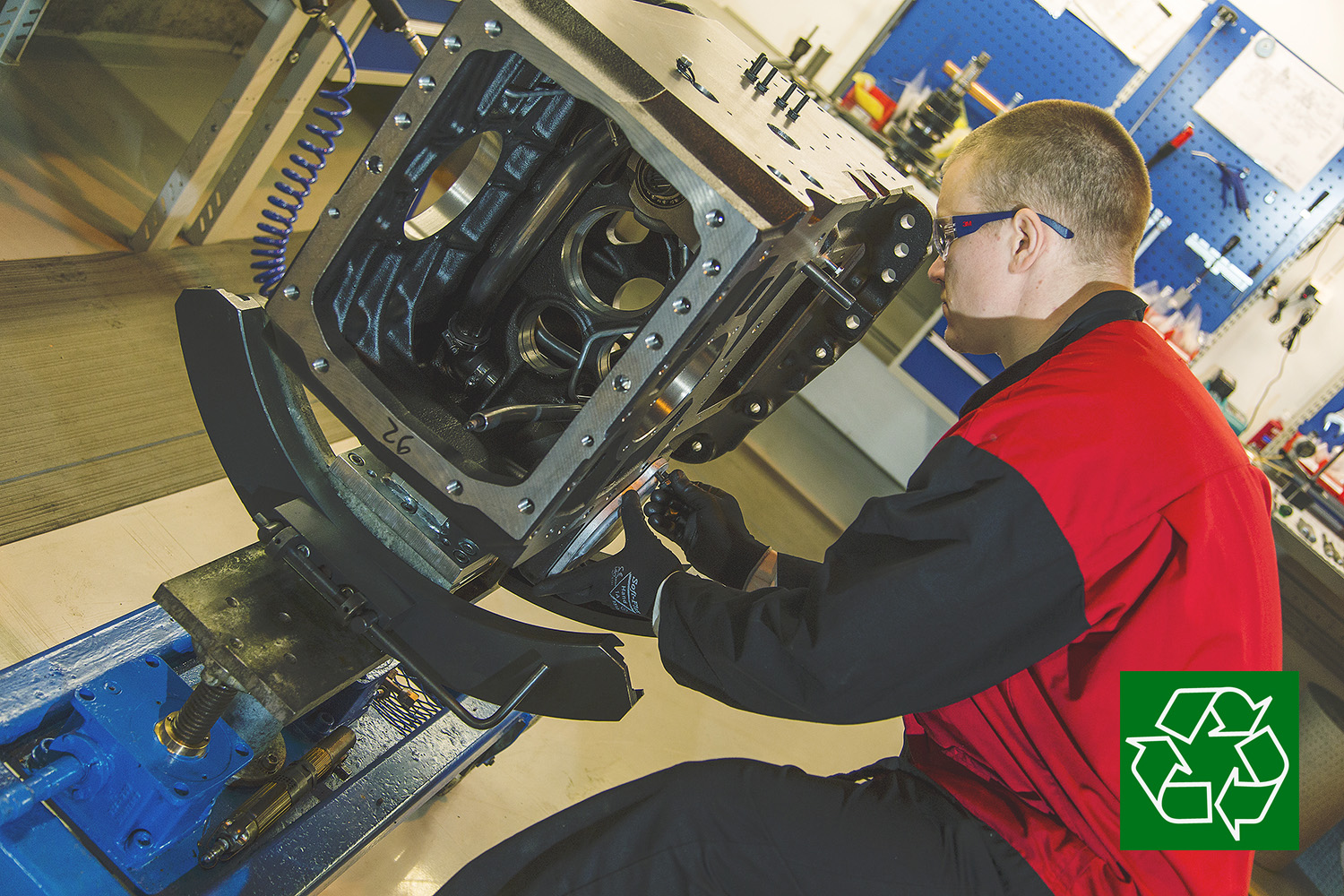 Det er raskt, enkelt og rimelig å installere en fabrikkoverhalt girkasse eller motor hos enhver lokal Valtra-serviceforhandler.