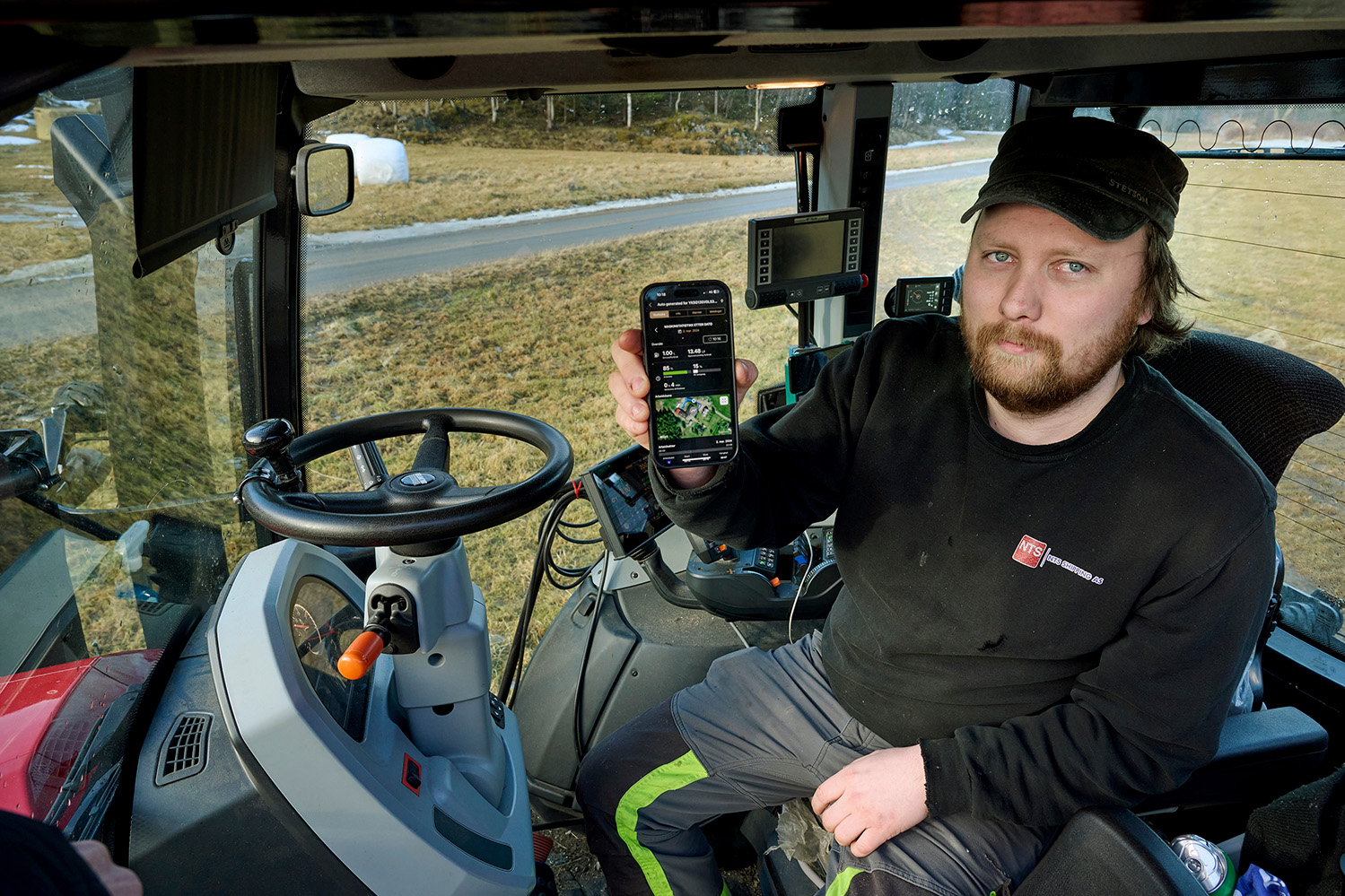 Jostein Duna sin Valtra G135 Versu har frontlaster med veiefunksjon og Valtra Connect.