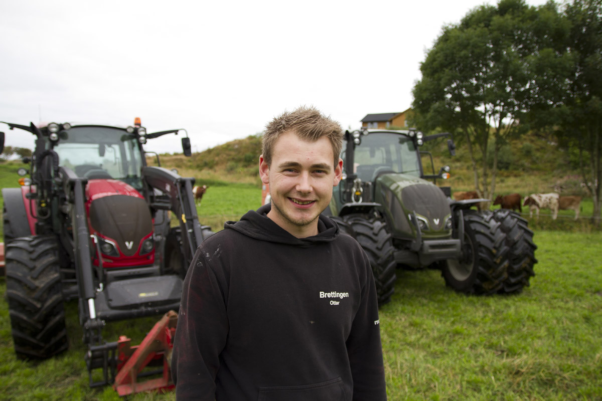 Ottar Skjølberg fra Smøla driver fulltid som melkebonde. Han har to Valtra A134 HiTech som allroundtraktorer på gårdsbruket oldefaren ryddet for drøyt 100 år siden. 