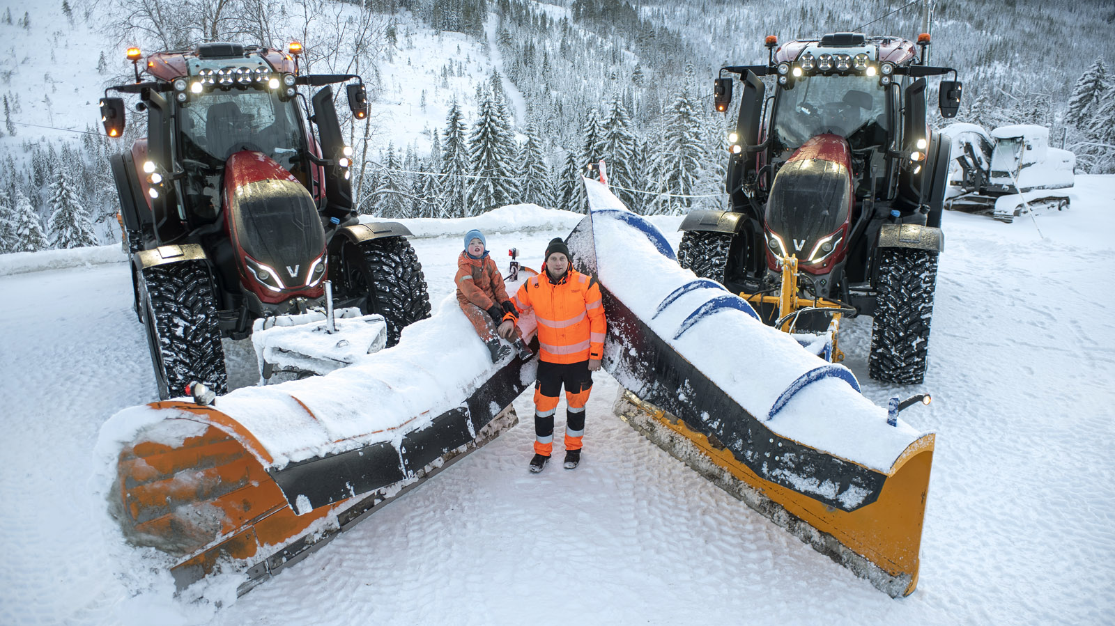 Håvard Johansen og sønnen Sivert foran familiens to Valtra T235D REDition med dyp rød metallic lakk, svarte felger, sotede ruter og mye ekstrautstyr.
