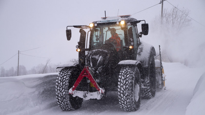 Yung Even Fjellstad har investert i en Valtra N174D for å brøyte hyttefelt om vinteren og produsere gras om sommeren. Han ser lønnsomheten i smart teknologi. 