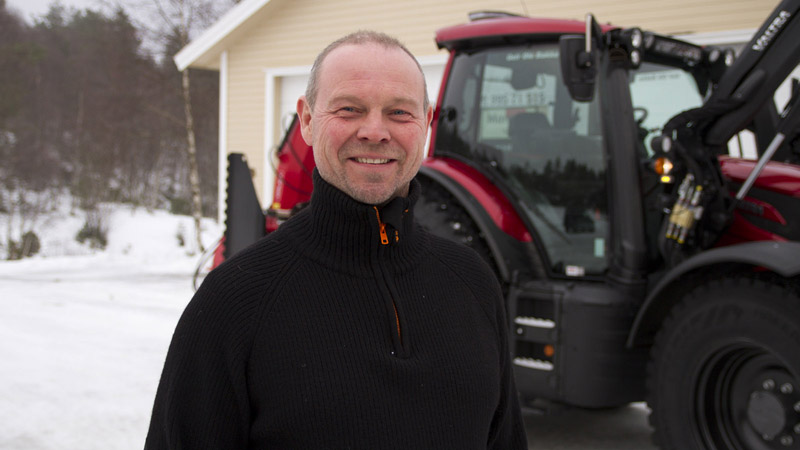 Geir Ole Bakke liker kombinasjonen av kompakt design og mye krefter i Valtra N175 Direct. Traktoren skal brukes til snørydding og strøing for hytteeiere og kommunen om vinteren, samt til massetransport om sommeren. 