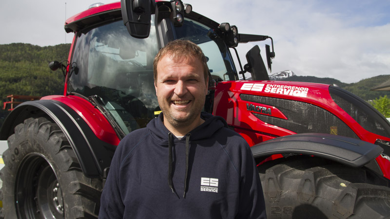 Entreprenørservice AS tilbyr et bredt utvalg tjenester innenfor anleggsarbeid. I sommerhalvåret brukes de fem Valtra-traktorene mye til massetransport og til transport av gravere. 