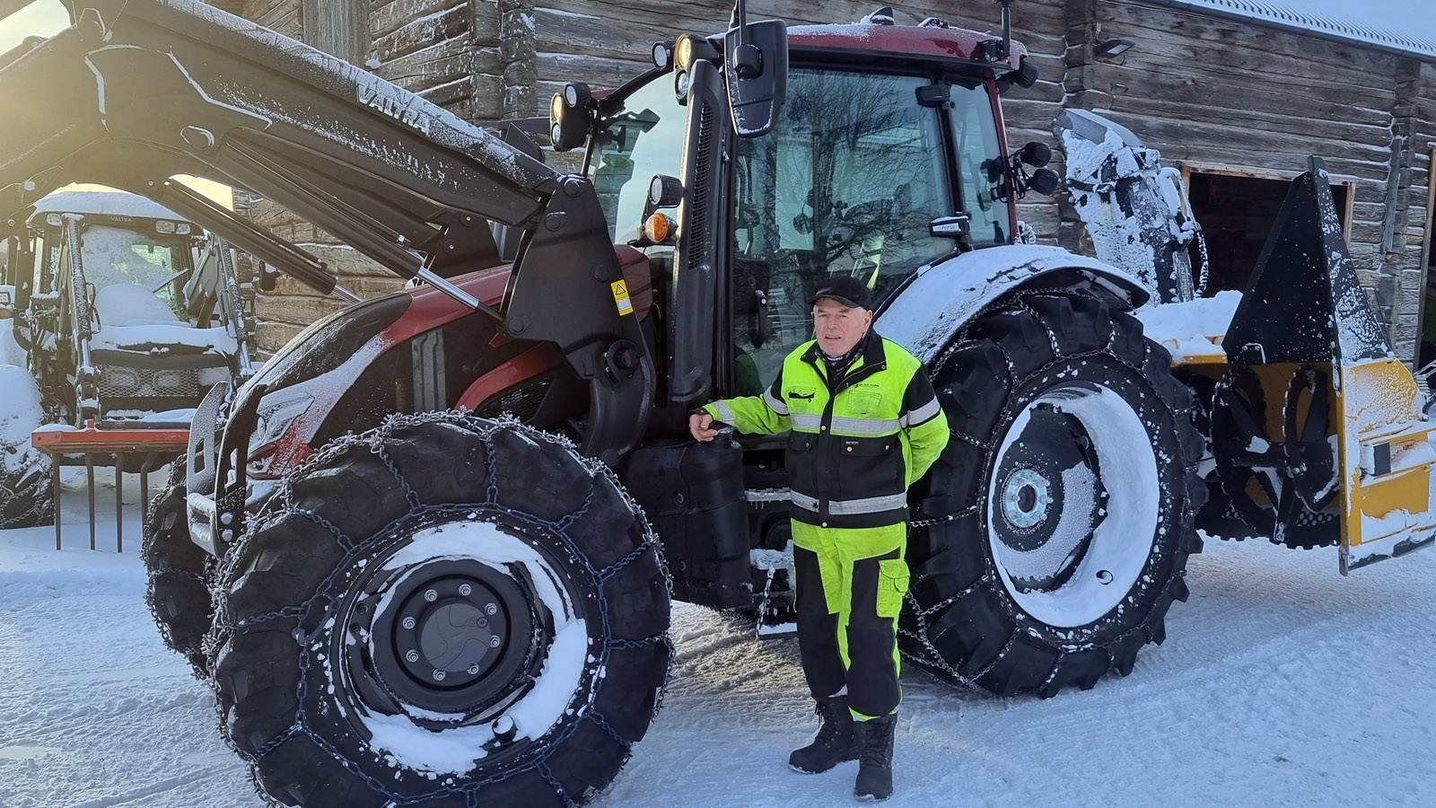 Einar Holden jobber fortsatt som kårkall på familiegården som sønnen Jan Eirik har overtatt. I vinter har han ryddet snø med en G125 Versu påmontert en Dalen 2013-snøfres, og han er positivt overrasket over hvor mye som bor i G-serien. Foto: Jan Eirik Holden. 