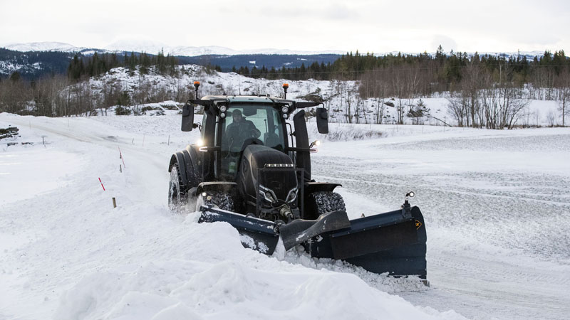 Den første Q-serien som ble levert i Norge havnet hos John-Magnus Gomo i Verdal kommune. Han skal blant annet bruke den til brøyting. Foto: Leif Arne Holme. 