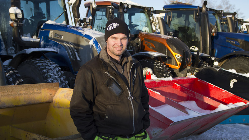 Wear Entreprenør i Røyken tilbyr snøbrøyting, veivedlikehold og gravetjenester. De har hatt Valtra siden starten, mye på grunn av god service når de måtte trenge det. 