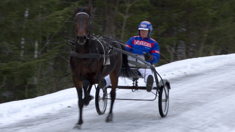 Boye Ølstøren er tilbake i sulkyen og Valtra er med som stolt sponsor.