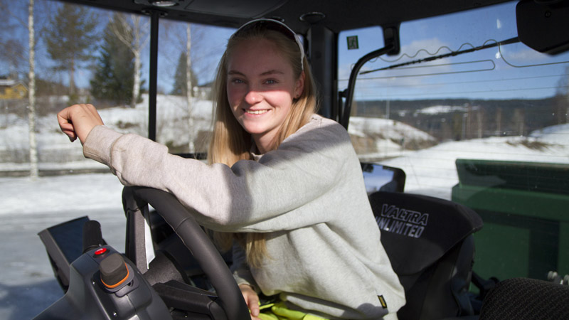 Når Kristin Nyengen drar oppover de bratte bakkene i Hurdal med dumperhengeren full av grus, er det godt å ha 305 hestekrefter fra den kraftige 7,4 liters AGCO-motoren som utgjør hjertet i Valtra Q305. 