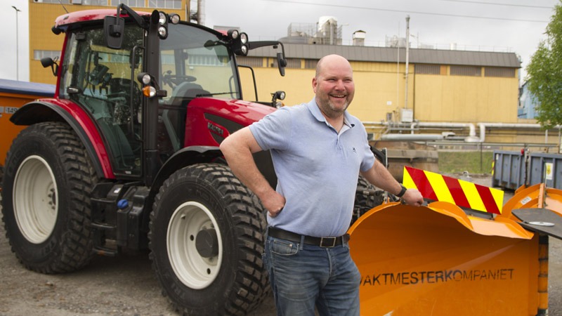 Etter en travel vinter med mye snørydding og strøing er Vaktmesterkompaniet fornøyd med de 19 nye Valtra A115-traktorene de fikk i oktober.