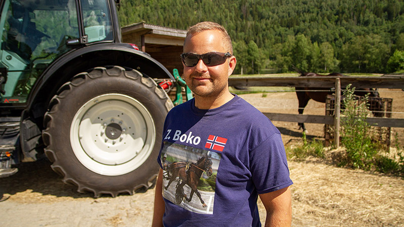 Sørger for at hestene har det bra