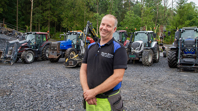 Helge Aasen er veldig godt fornøyd med fem års fabrikkgaranti. Siden han startet som entreprenør i 1996 har han hatt 33 ulike Valtra-traktorer som har gått over 260 000 timer til sammen. 