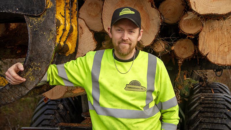Daglig leder og eier Petter Ingdal i Trønderskog AS sverger til Valtra når han skal transportere tømmer. 