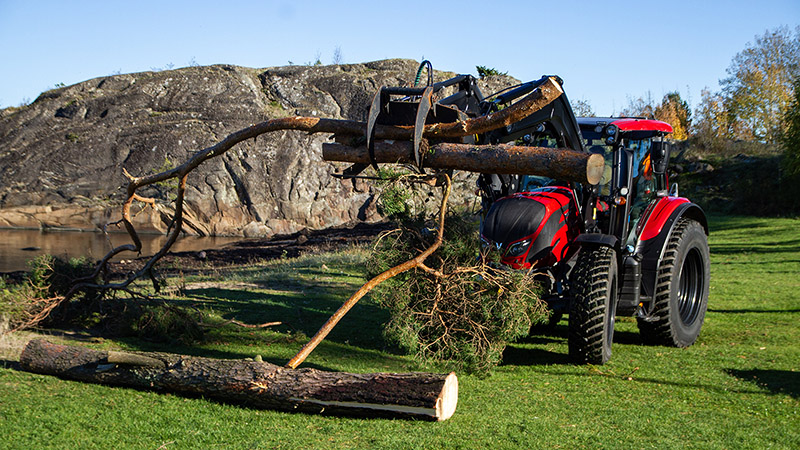Valtra N-serie passer utmerket til blant annet å rydde unna trær etter Amy sine herjinger, 