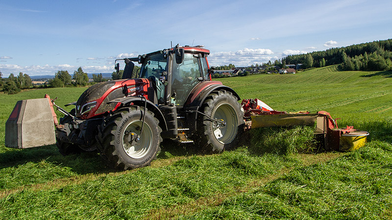Entreprenør Ole Kylstad fra Gaupen i Ringsaker er fornøyd både med komfort, teknologi og service fra Valtra.  