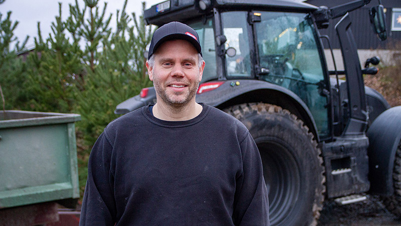 Bjørn Haakon Pramm Platek i Vard Eiendom har investert i en Valtra G135 Versu etter nesten 20 år med en Valtra 6250. 