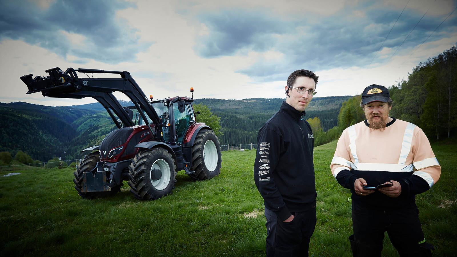 Andre juledag fikk Odd Harry Buseth problemer med girkassa på sin Valtra N174. Mekanikeren fra Økotech ville gjerne spise ferdig julematen før han rykket ut. En sjekk avklarte at det måtte deler til. Da ordnet selger Olav Ree lånetraktor.