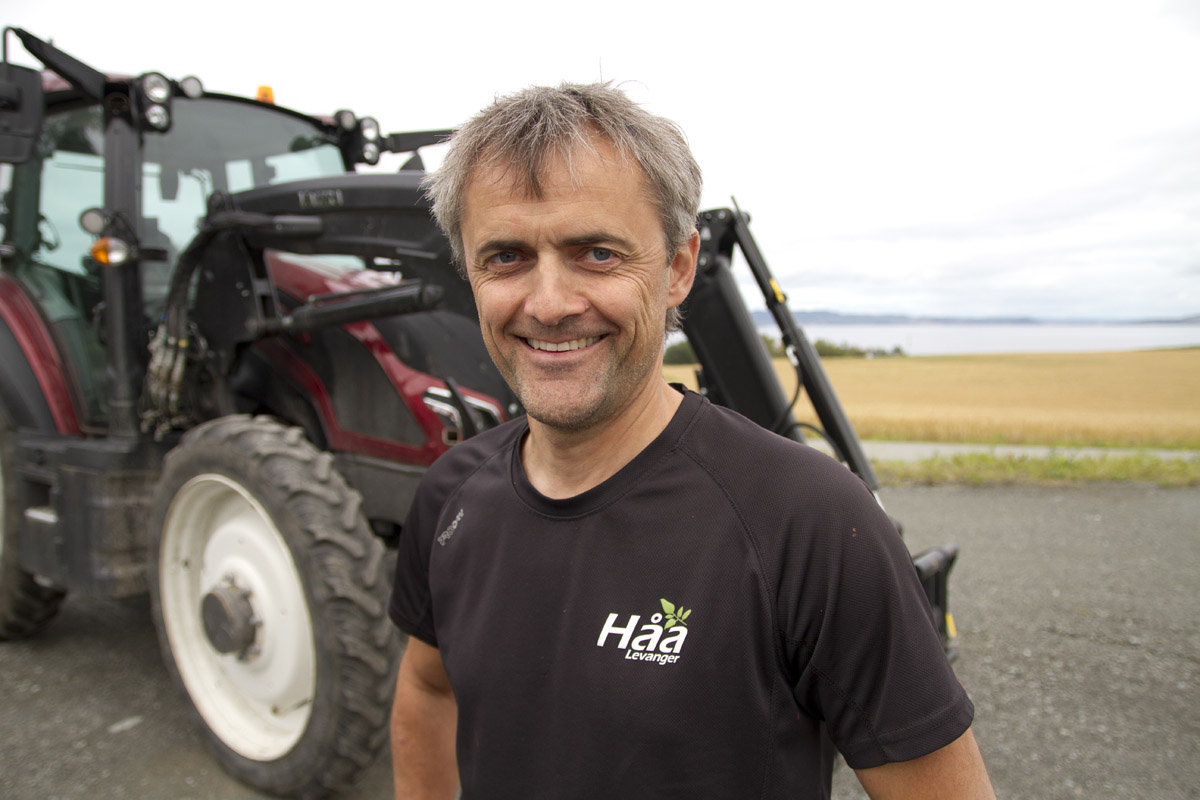 Oddbjørn Aarøe og legger stor vekt på servicen han får fra Akershus Traktor Valtra og gode teknologiske løsninger når han forklarer hvorfor de har seks Valtra-traktorer på gården. 