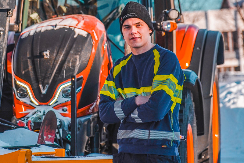 Nicolai Sundby er godt fornøyd med å tilbringe arbeidsdagen i en Valtra N175 Direct fra Eiksenteret Bodø. 