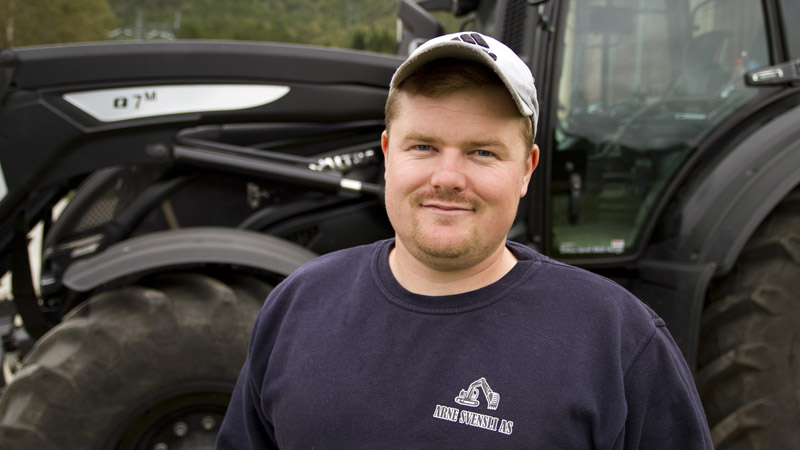 Nicolai Sundby er godt fornøyd med å tilbringe arbeidsdagen i en Valtra N175 Direct fra Eiksenteret Bodø. 