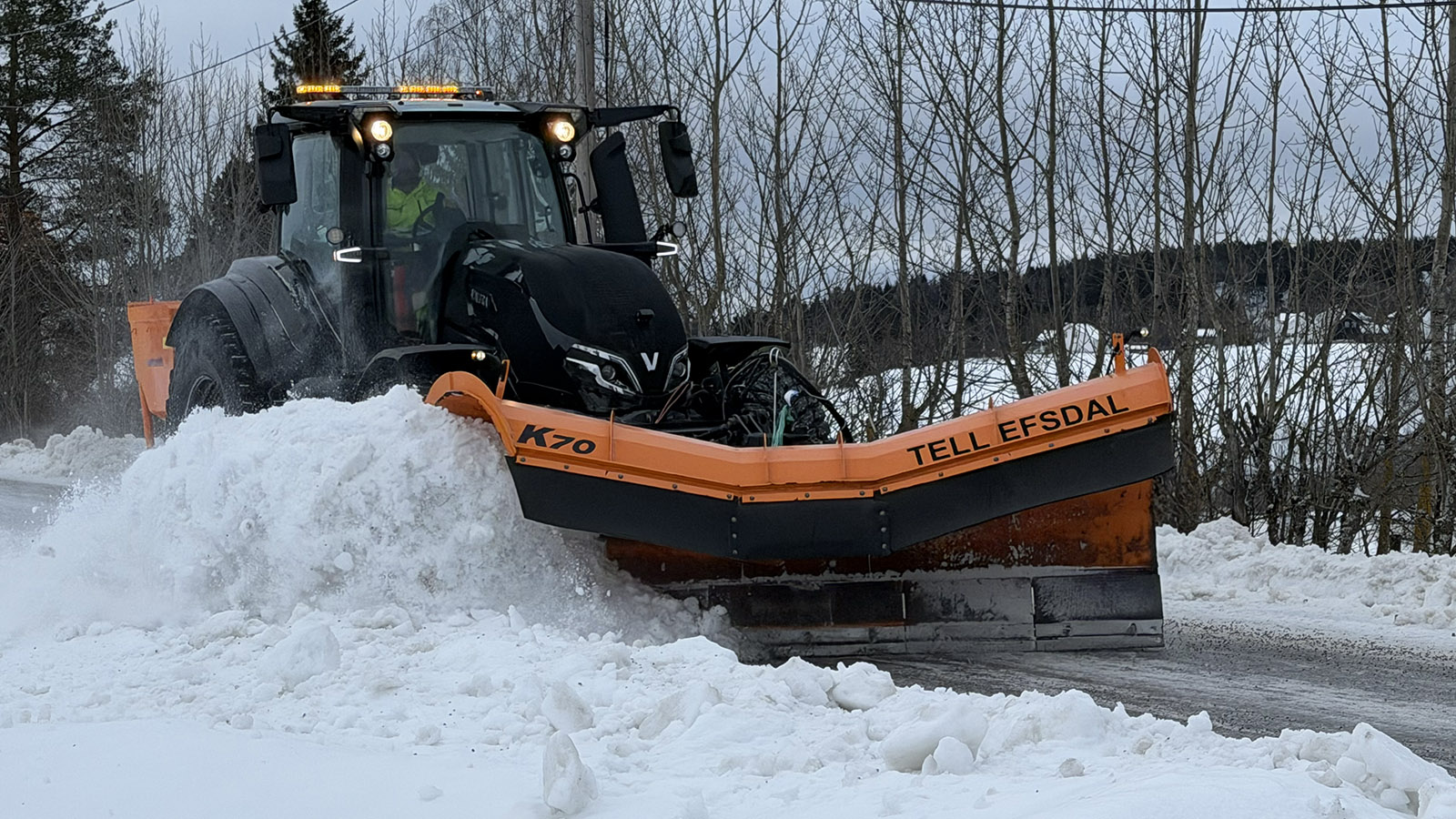 Rælingen kommune rett utenfor Lillestrøm ønsket å bytte ut lastebiler med traktor til vintervedlikehold, men kunne bruke redskapen de hadde fra før. Etter en anbudsrunde landet de på Valtra Q305. Det har falt i god jord hos sjåførene.