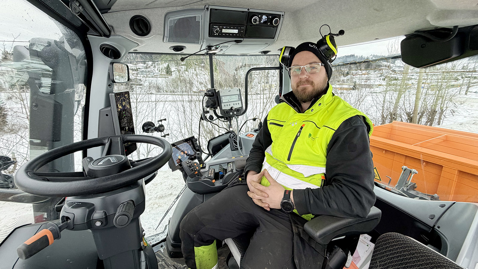 Rælingen kommune rett utenfor Lillestrøm ønsket å bytte ut lastebiler med traktor til vintervedlikehold, men kunne bruke redskapen de hadde fra før. Etter en anbudsrunde landet de på Valtra Q305. Det har falt i god jord hos sjåførene.