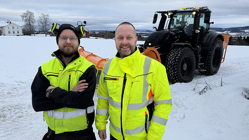 Fagleder for utedrift i Rælingen kommune Jørgen Kvandal og sjåfør Per Tore Høisveen er godt fornøyd med valget av Valtra Q305 som brøytetraktor. 