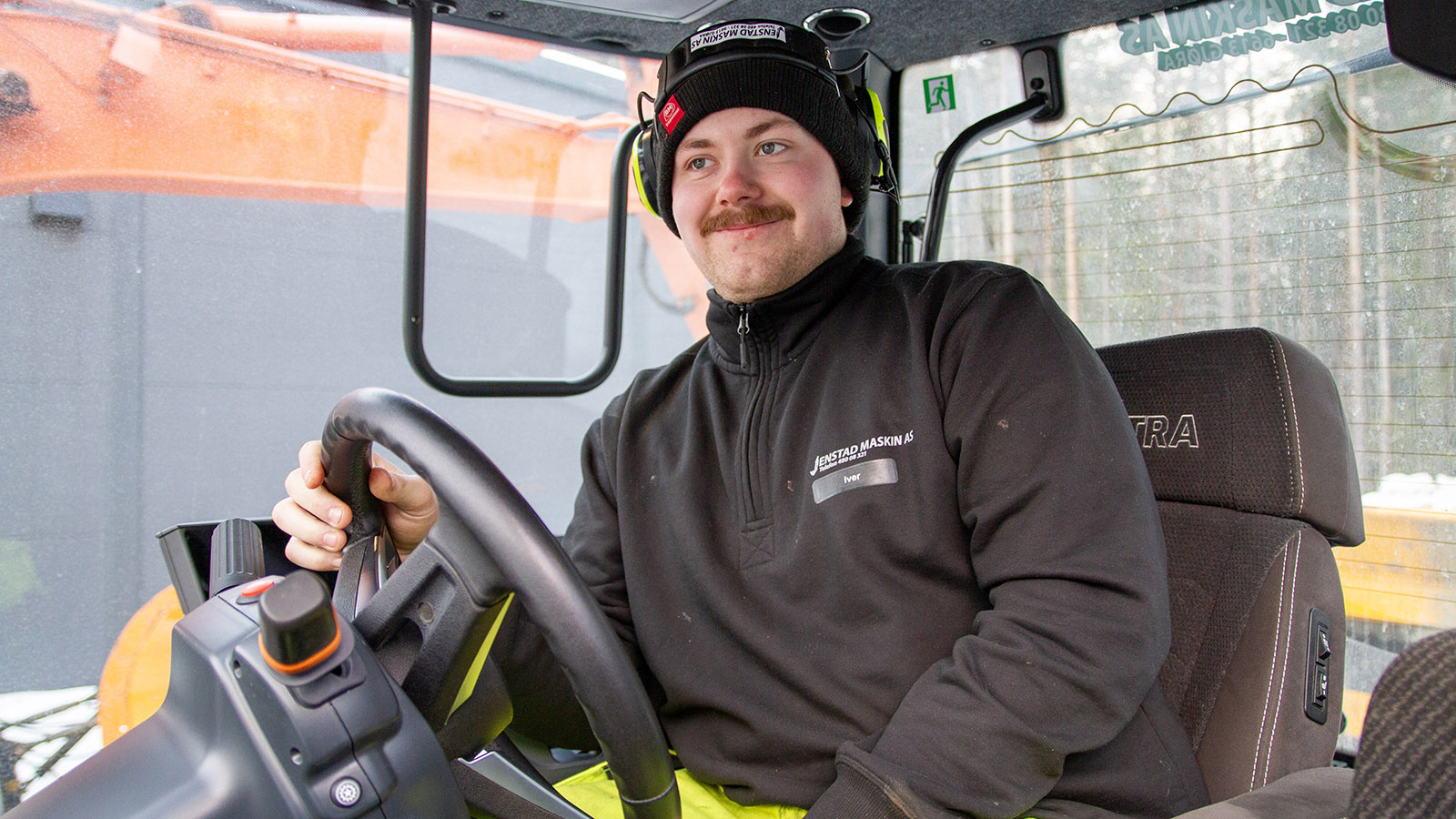 Iver Sneva trives i sin Valtra T235D. Det kan fort bli mye snø om vinteren, men traktoren er kompakt og sterk. Foto: Lars Ovlien. 