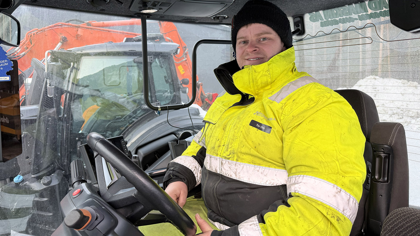 Tor Olav Nisja er godt fornøyd med komforten i Valtra T235D. Foto: Lars Ovlien.
