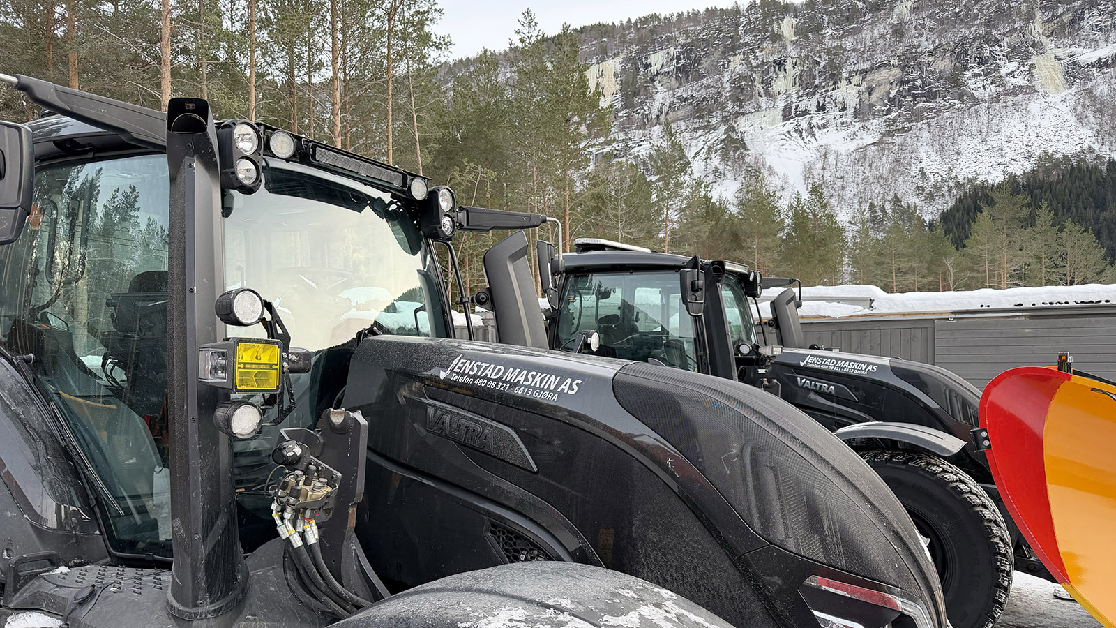 Valtra T235D er kompakte traktorer med mye effekt, som kan brukes til alt fra å dra tunge maskinhengere til å drive en vedmaskin hos Jenstad Maskin. 