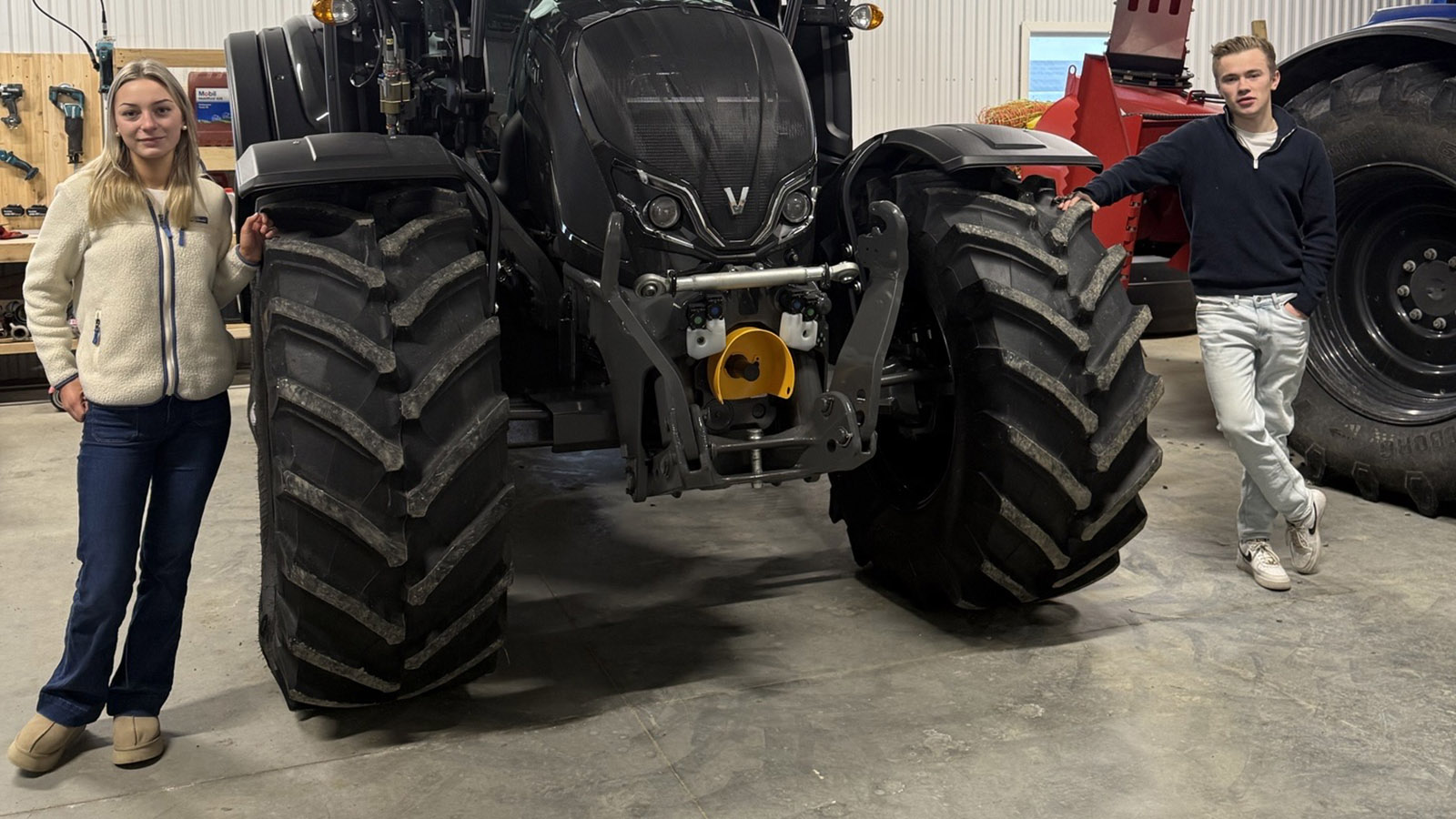 Lars Kristian Tordhol og Lone Holmseth Iversen er neste generasjon bønder på gården Skarphol. Foto: Terje Fjellseth.