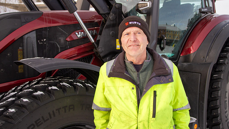 John Johnsen har vært entreprenør i 40 år. Den gangen kjøpte han en Valmet 705. I dag kjører han Valtra Q305, og synes det er helt suverent. Foto: Lars Ovlien. 