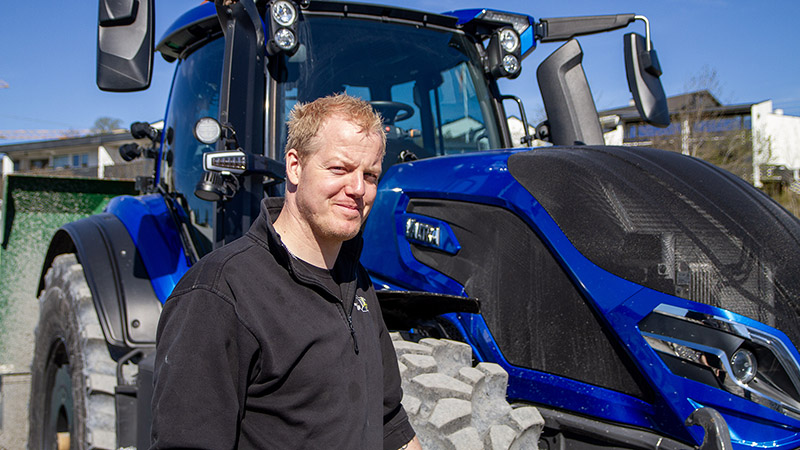Sjåfør Benjamin Olsen trives godt i Valtra Q305. Det er en stor og sterk traktor som sørger for at han kan utføre oppgavene sine i komfortable omgivelser, uten å bli unødvendig sliten. 