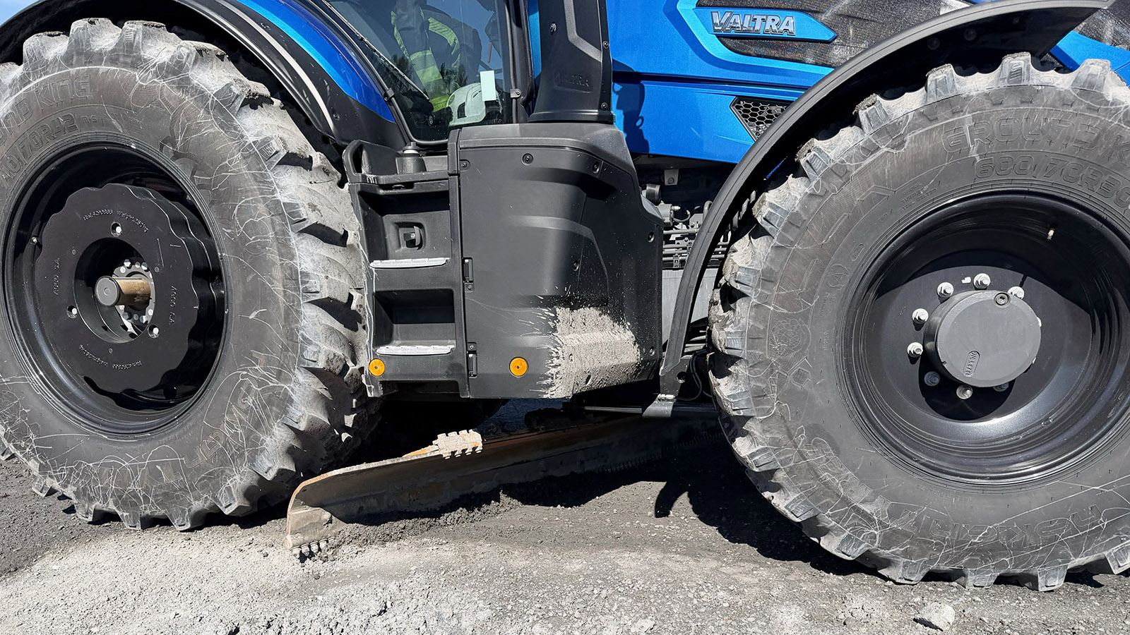 Q-serien til Widme AS er utstyrt med ekstra vekter slik at det fabrikkmonterte underliggende FMG-skjæret kan holder anleggsveiene i best mulig stand. 