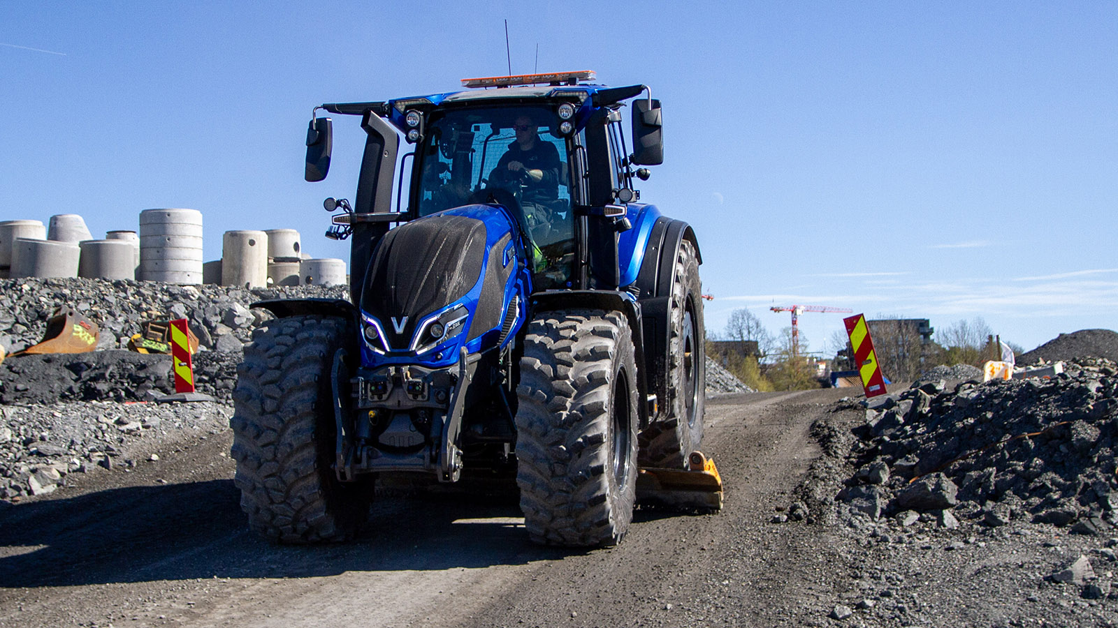 Q305 er en lettkjørt kraftplugg med trinnløs CVT-transmisjon, perfekt til stort og tungt utstyr.  Med ekstra vekter i felger og foran veier den 12,7 tonn.