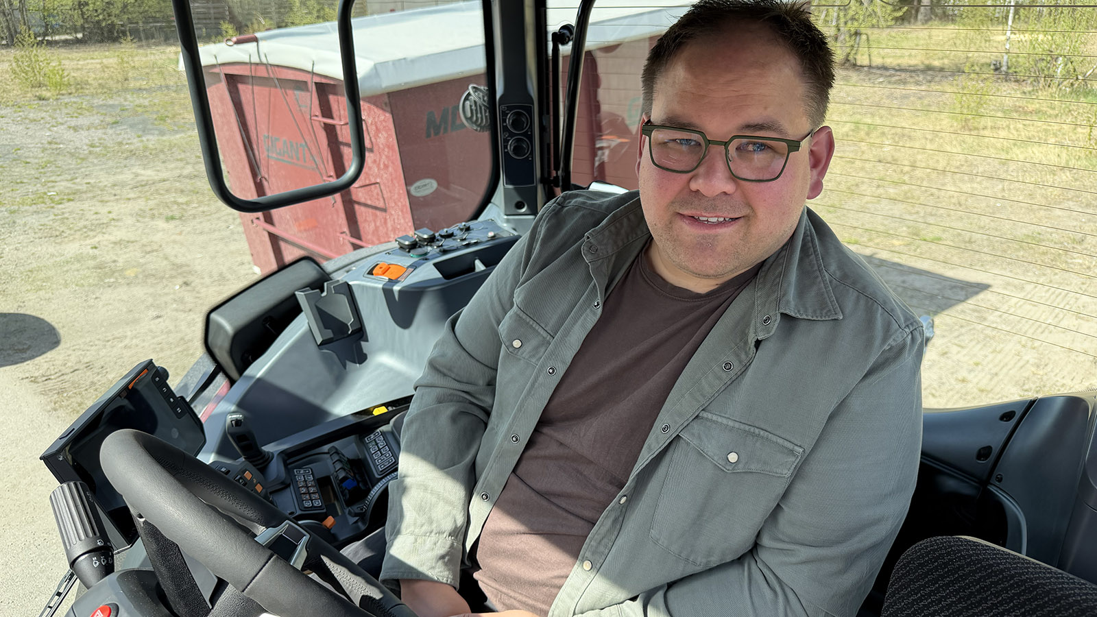 Valtra er lettkjørte traktorer med god plass til to personer i førerhuset. 