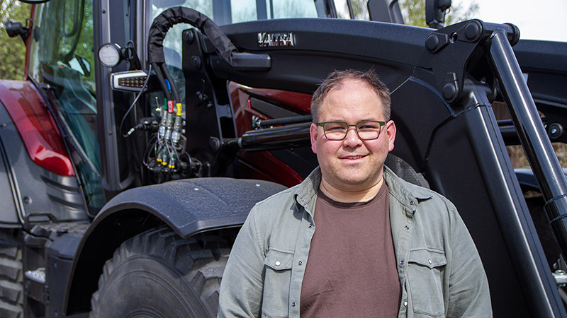 Daglig leder Marius Mellembakken i Mellembakken trafikkskole tilbyr opplæring i en Valtra N175. Han er godt fornøyd med valget av traktor og får god oppfølging av Akershus Traktor. 