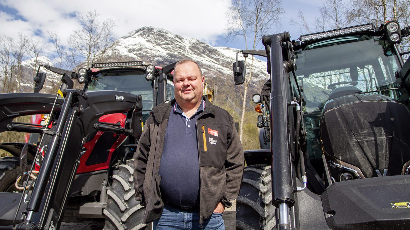 Jan Ståle Flatjord fra Skei i Jølster er glad i Valtra og har hatt flere siden han tok over gården for drøyt ti år siden. I dag har han en G135 og en A115. Foto: Lars Ovlien.