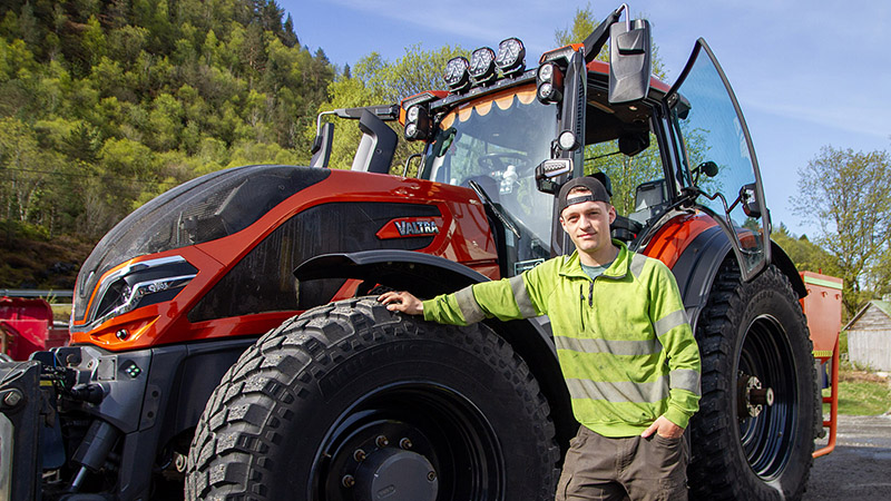 Ørjan Oppedal, sjåfør hos Brekke Maskinstasjon, er glad i å kjøre Valtra og liker å holde Q305-modellen han bruker til vanlig strøken. Foto: Lars Ovlien. 