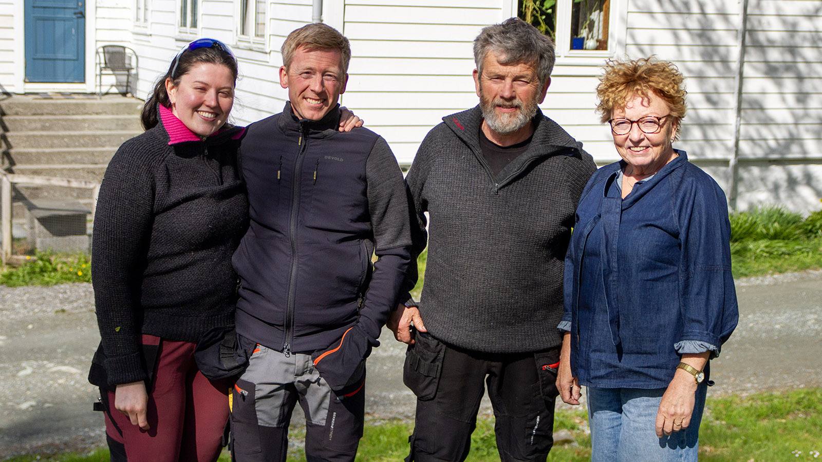 Bård Anders Botnevik og samboeren Karina Myrdal får hjelp av faren Olav Botnevik, mens moren Inger driver Kuven Farm Camping på samme område. Foto: Lars Ovlien.