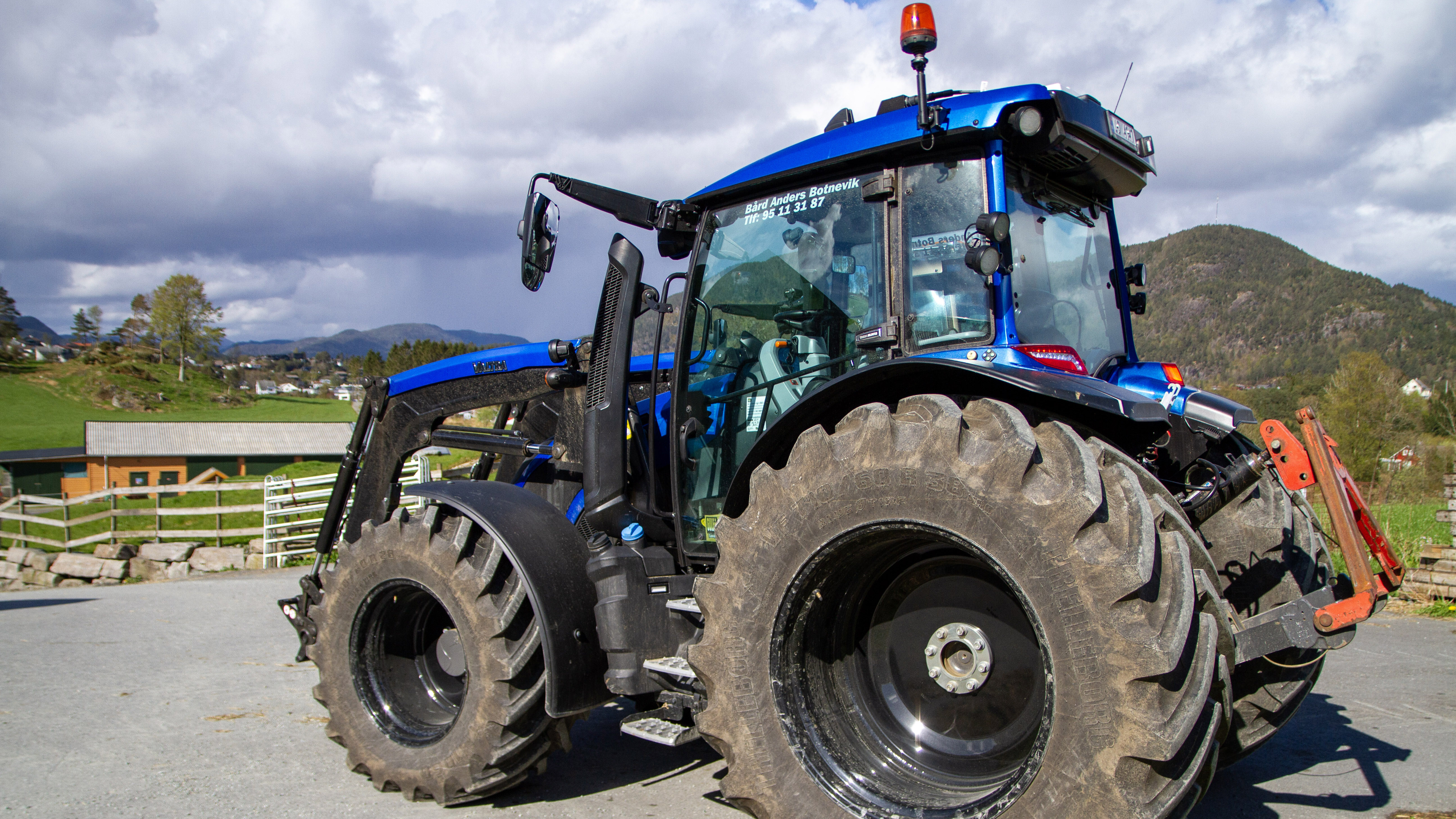 På Kuven Gård har det vært Valmet og Valtra siden 1985. I dag har de blant annet en Valtra G135 med frontlaster og en N174 Direct med TwinTrac. Begge har Valtra Guide og Valtra Connect for å gjøre hverdagen mer effektiv. Foto: Lars Ovlien. 