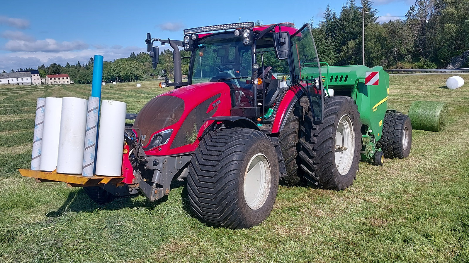 Bjarne Rivenes Arnø bruker tre Valtra A-serie til grasproduksjon og fôr. Dette er en A115. På grunn av bløt jord kjører de med tvillinghjul bak og brede dekk foran. Foto: privat.