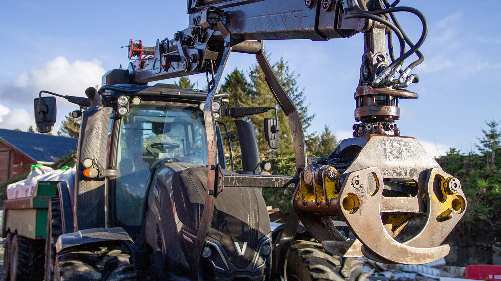 Anders Austrheim har en Valtra T214 med en Kesla 700P kran bak som brukes med flishogger og en 16 tonns volumhenger. Foto: Lars Ovlien.