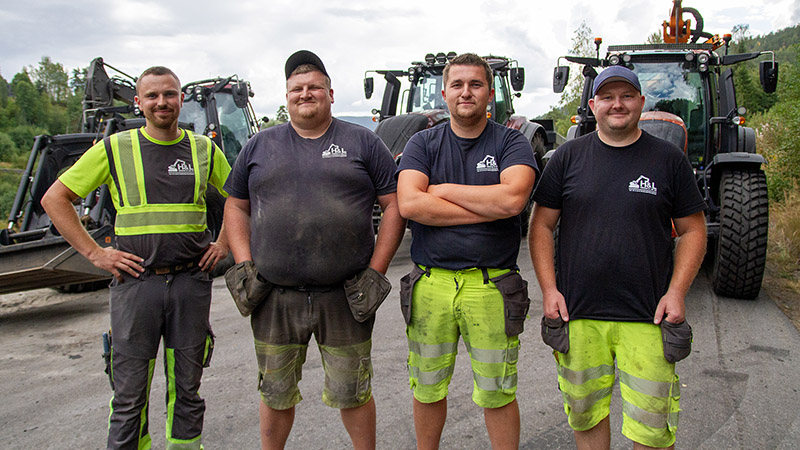 Jon Olav Hegna, Ola Barikmo Tor Arne Lie og Rune Haugen i Hegna & Lie AS driver mye med veivedlikehold i sommersesongen. Her på Notodden i august 2026. 