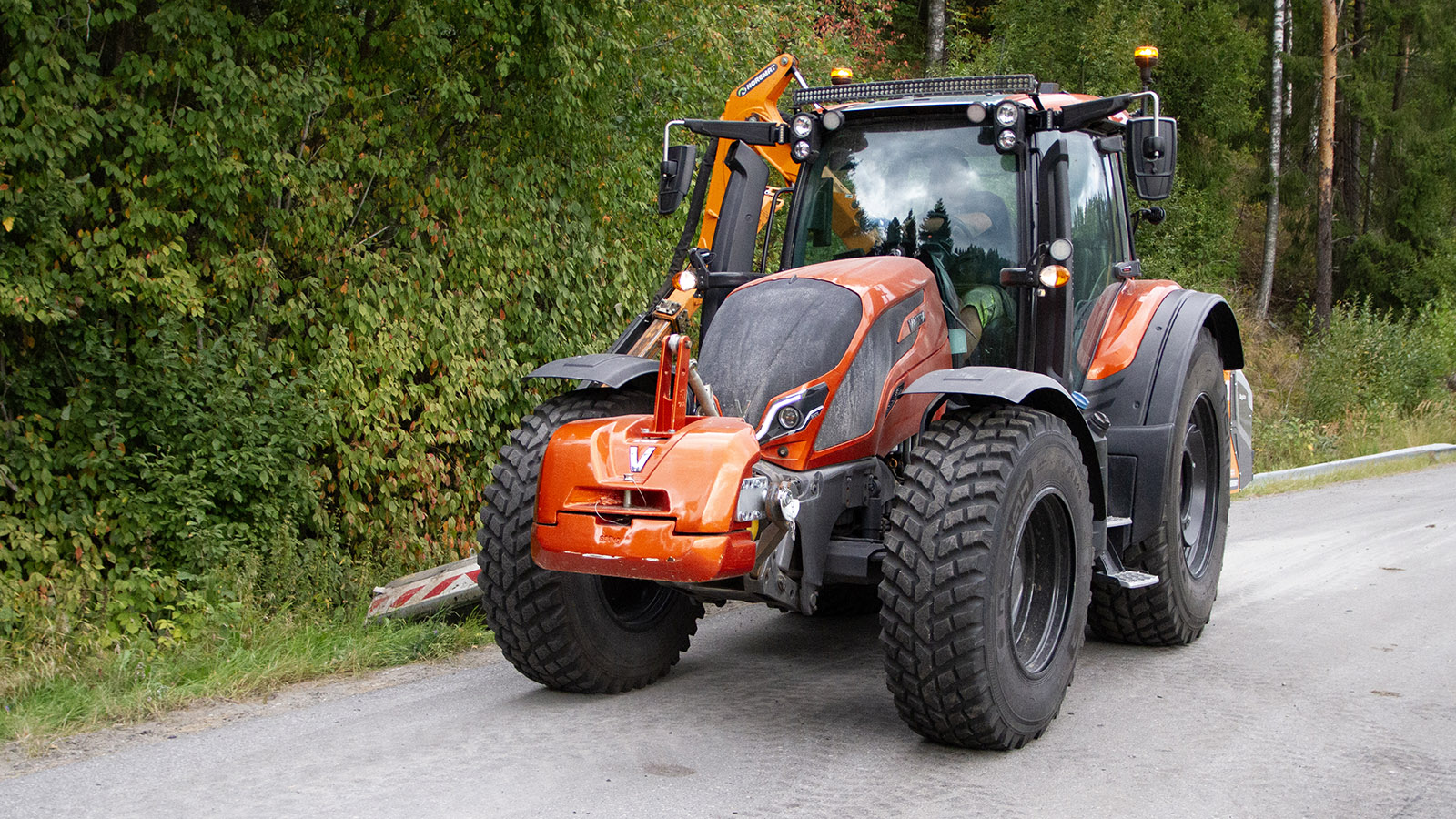 Hegna & Lie AS har seks Valtra-traktorer, inkludert en Valtra N175 med fabrikkmontert Noremat kantslåttaggregat fra Valtra Unlimited. 