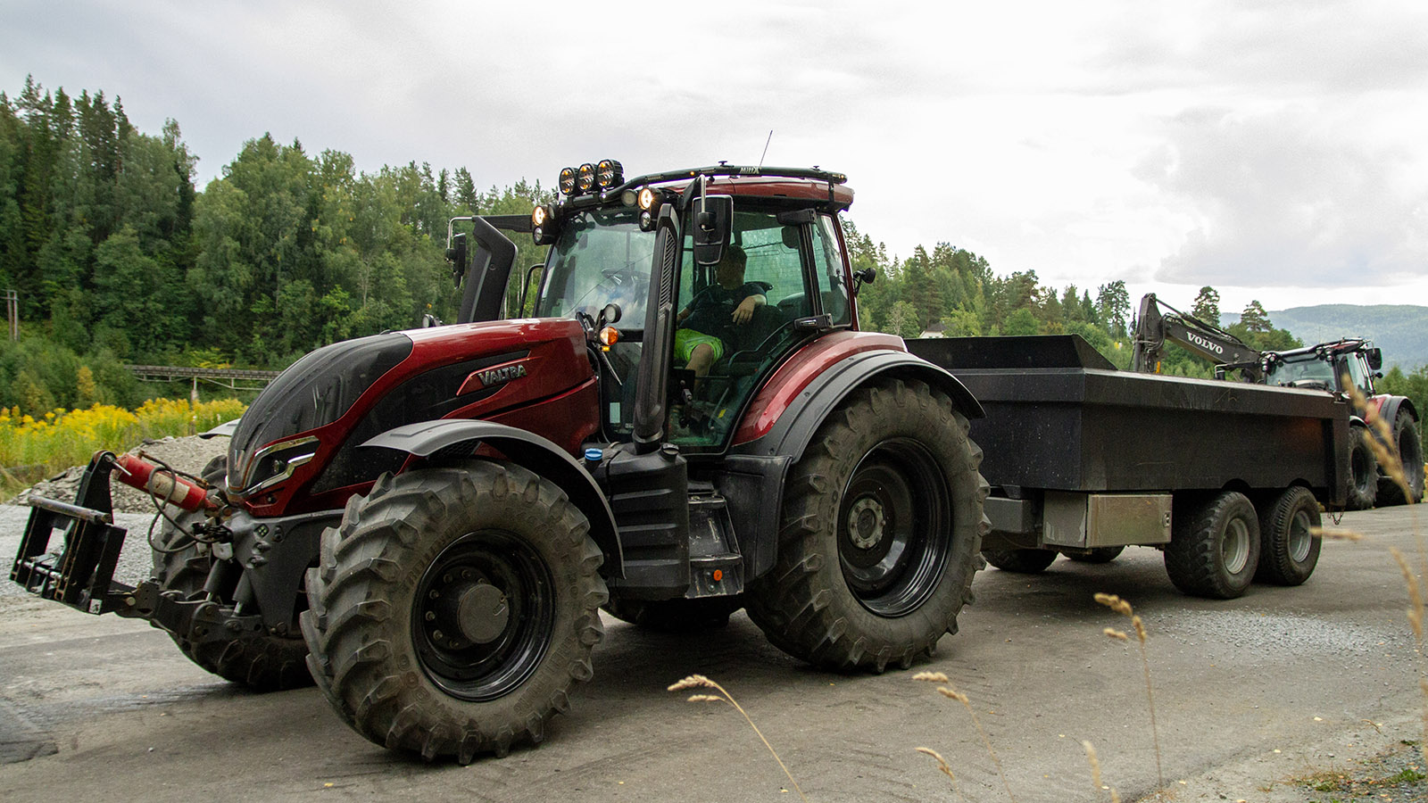 Valtra T255 har krefter nok til å dra tunge lass. For Hegna & Lie AS kommer det godt med når de driver massetransport under veivedlikehold. 