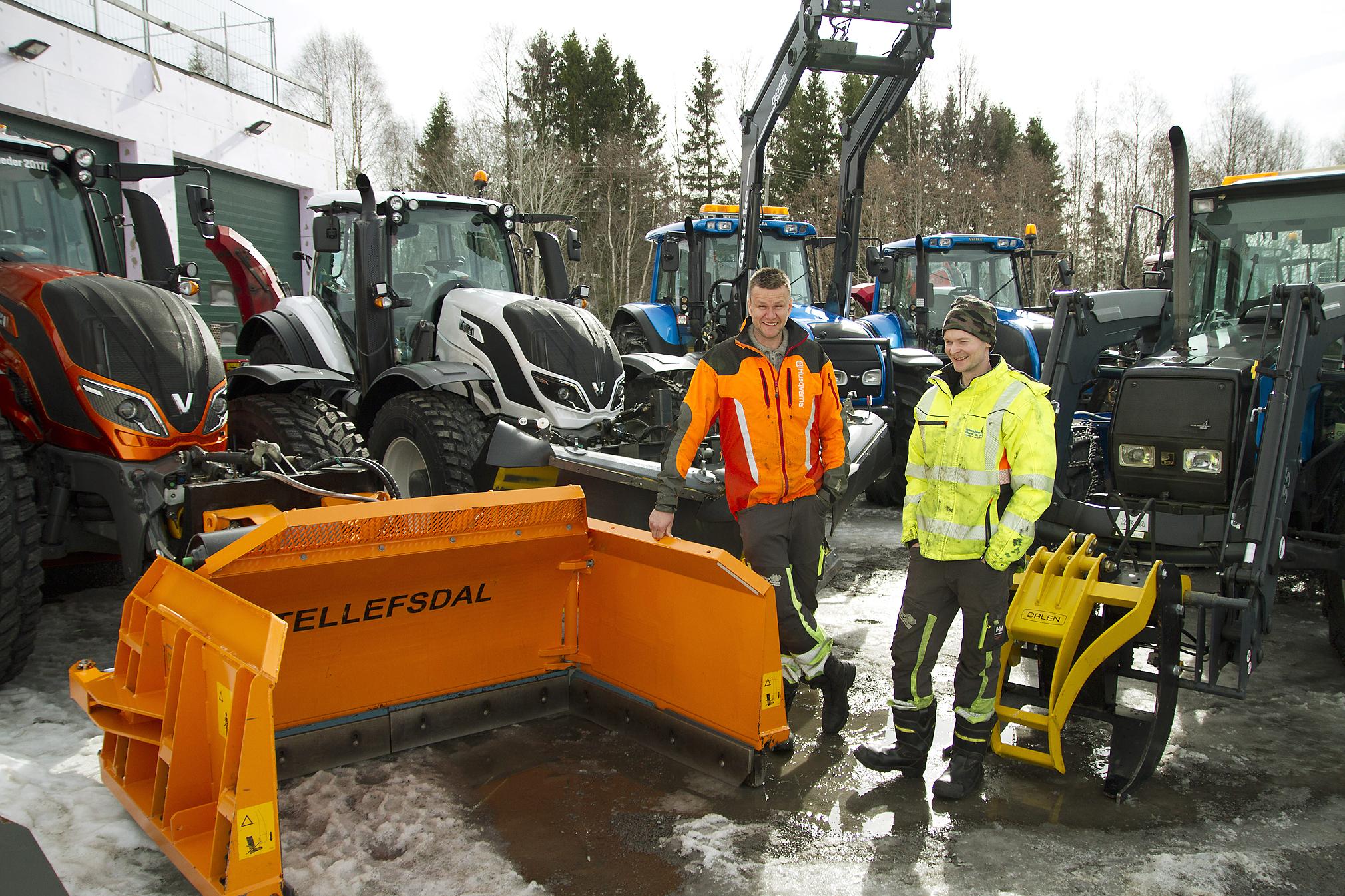 Ivar Molden i Molden Park & Anlegg AS har en fascinasjon for Valtra-traktorer