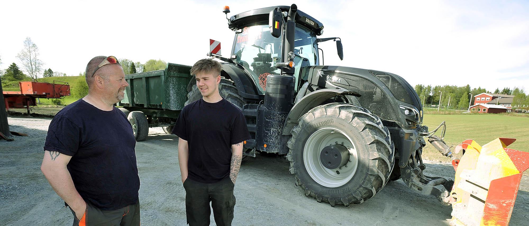 Ståle og Sander Sagmo med Valtra S394